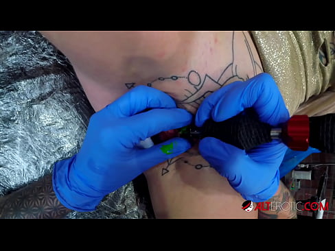 ❤️ Extremadamente tatuado hottie Sully Savage consiguió un tatuaje en su clítoris ❤️ Porno en es.nicepornphotos.ru ❌️